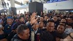 Ribuan Orang Sambut Abah Anies di Bandara Kualanamu Sumut