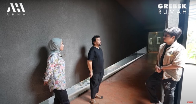 Masuk ke bagian dalam rumah, Atta berhasil dibuat terpana melihat desainnya yang tak biasa. Dokter Tompi mengatakan jika rumahnya itu memang memiliki konsep seperti galeri atau museum. Rupanya sang dokter dan istrinya memang ingin membuat mini museum di rumah. Foto: YouTube/AH