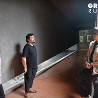 Masuk ke bagian dalam rumah, Atta berhasil dibuat terpana melihat desainnya yang tak biasa. Dokter Tompi mengatakan jika rumahnya itu memang memiliki konsep seperti galeri atau museum. Rupanya sang dokter dan istrinya memang ingin membuat mini museum di rumah. Foto: YouTube/AH