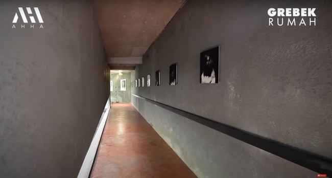 Seperti berada di sebuah galeri, untuk masuk lebih jauh ke bagian dalam rumah perlu melewati lorong yang menampilkan beberapa koleksi foto-foto yang dipajang di bagian dindingnya. Dokter Tompi mengatakan jika foto-foto tersebut merupakan hasil karyanya yang pernah dipajang di pameran. Foto: YouTube/AH