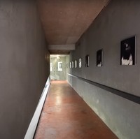 Seperti berada di sebuah galeri, untuk masuk lebih jauh ke bagian dalam rumah perlu melewati lorong yang menampilkan beberapa koleksi foto-foto yang dipajang di bagian dindingnya. Dokter Tompi mengatakan jika foto-foto tersebut merupakan hasil karyanya yang pernah dipajang di pameran. Foto: YouTube/AH