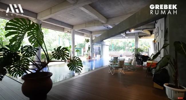 Rumah tersebut juga dilengkapi dengan kolam renang di ruangan open space. Rencananya sisi tersebut akan digunakan untuk membuat konten ‘music on the pool’. Foto: YouTube/AH