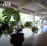 Rumah tersebut juga dilengkapi dengan kolam renang di ruangan open space. Rencananya sisi tersebut akan digunakan untuk membuat konten ‘music on the pool’. Foto: YouTube/AH