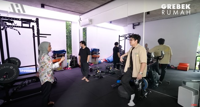 Di sebelah kolam renang terdapat ruangan gym. Menurut penuturan Tompi dan istrinya ruangan gym tersebut masih diisi secara bertahap, sesuai dengan kebutuhan anak mereka yang juga sedang gemar berolahraga gym. Foto: YouTube/AH