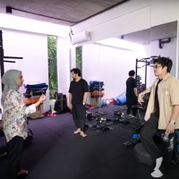 Di sebelah kolam renang terdapat ruangan gym. Menurut penuturan Tompi dan istrinya ruangan gym tersebut masih diisi secara bertahap, sesuai dengan kebutuhan anak mereka yang juga sedang gemar berolahraga gym. Foto: YouTube/AH