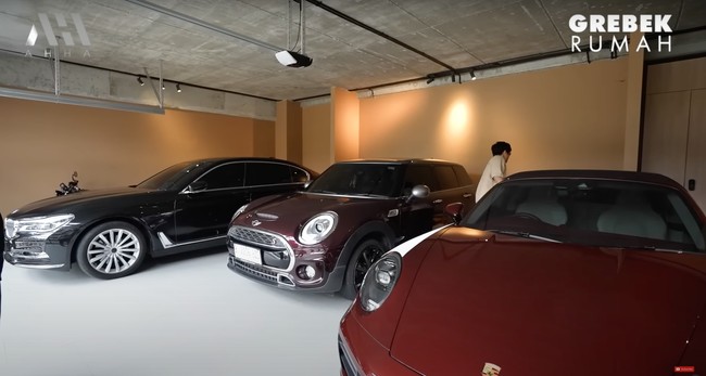Memiliki total luas tanah 6.400 meter persegi, Tompi mengisi garasi rumahnya dengan koleksi mobil mewah, sepeda, dan juga moge. Foto: YouTube/AH
