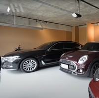 Memiliki total luas tanah 6.400 meter persegi, Tompi mengisi garasi rumahnya dengan koleksi mobil mewah, sepeda, dan juga moge. Foto: YouTube/AH