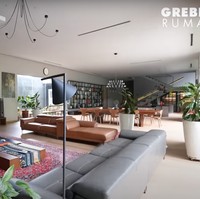 Tampak begitu luas dan estetik, begini potret ruang tamu yang juga bisa dijadikan ruang keluarga di rumah baru Tompi. Berlantai kayu, ruangan tersebut tampak nyaman dan asri dengan dihiasi beberapa tumbuhan hijau. Foto: YouTube/AH