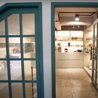 Di dekat dapur, Tompi juga menyiapkan ruangan khusus untuk meletakkan perabotan dapur sekaligus panci koleksi istrinya. Seperti etalase mal, barang-barang di ruangan tersebut tampak tertata dengan rapi. Foto: YouTube/AH