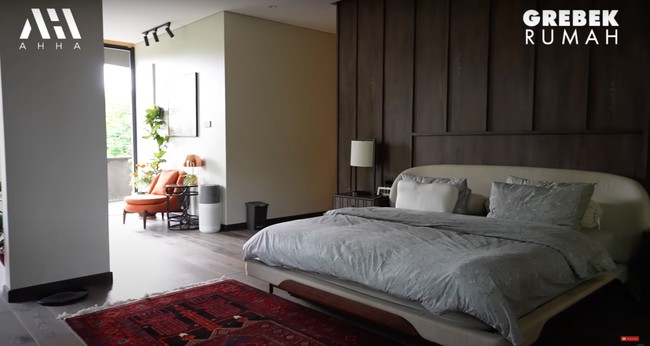 Kalau yang satu ini potret kamar tidur Tompi dan istri. Tampak begitu luas, kamar tersebut juga dilengkapi dengan beberapa koleksi buku-buku serta kamera Tompi. Foto: YouTube/AH