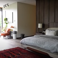 Kalau yang satu ini potret kamar tidur Tompi dan istri. Tampak begitu luas, kamar tersebut juga dilengkapi dengan beberapa koleksi buku-buku serta kamera Tompi. Foto: YouTube/AH