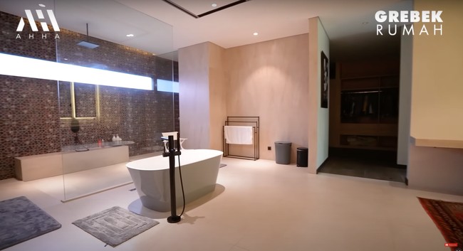 Kamar mandi di dalam kamar Tompi juga tak kalah luas dan estetik. Tompi mengatakan hal itu dikarenakan ia dan istri memang lebih suka menghabiskan banyak waktu di kamar mandi untuk mengobrol. Foto: YouTube/AH
