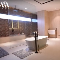 Kamar mandi di dalam kamar Tompi juga tak kalah luas dan estetik. Tompi mengatakan hal itu dikarenakan ia dan istri memang lebih suka menghabiskan banyak waktu di kamar mandi untuk mengobrol. Foto: YouTube/AH