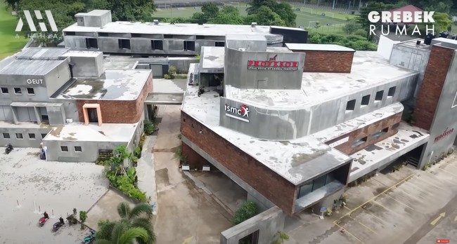 Berkonsep unik, rumah baru Rp 100 M penyanyi sekaligus dokter, Tompi, terdiri dari beberapa bangunan terpisah. Bangunan bagian depannya dibuat sebagai creative hub yang berisi galeri, klinik, hingga restoran yang dibuka untuk umum. Foto: YouTube/AH