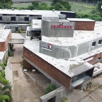 Berkonsep unik, rumah baru Rp 100 M penyanyi sekaligus dokter, Tompi, terdiri dari beberapa bangunan terpisah. Bangunan bagian depannya dibuat sebagai creative hub yang berisi galeri, klinik, hingga restoran yang dibuka untuk umum. Foto: YouTube/AH