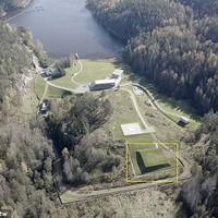 Untuk memastikan keamanan, rumah dipasang senjata canggih. Kabarnya, misil siap siaga ditembakkan bila ada benda asing mencurigakan terbang di atas rumahnya.  (Foto: Dok. Dossier Centre)