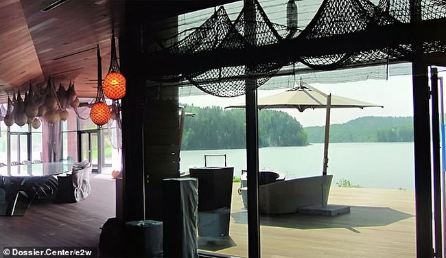 Di luar kemewahan, penghuni juga dimanjakan dengan keindahan panorama Danau Ladoga. Tak cukup di situ, halaman rumah Putin memiliki air terjun yang kabarnya hasil curian dari Taman Nasional tersebut. (Foto: Dok. Dossier Centre)
