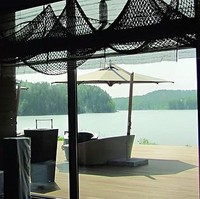 Di luar kemewahan, penghuni juga dimanjakan dengan keindahan panorama Danau Ladoga. Tak cukup di situ, halaman rumah Putin memiliki air terjun yang kabarnya hasil curian dari Taman Nasional tersebut. (Foto: Dok. Dossier Centre)