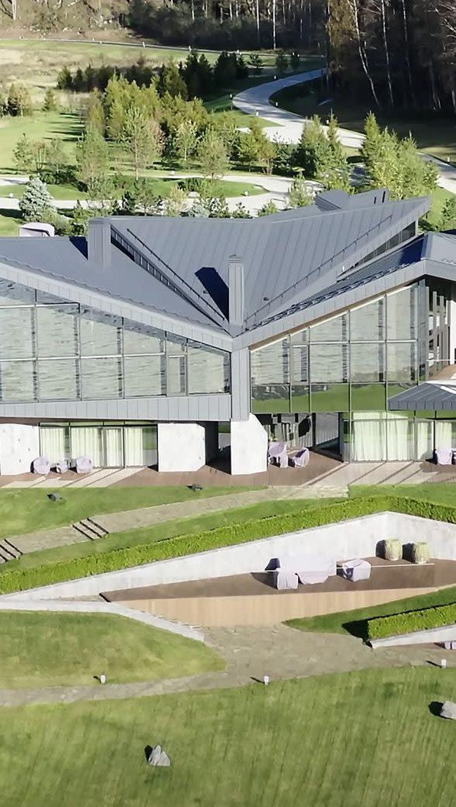 “Tidak diragukan, presiden bersantai di sini,” ujar perwakilan Dossier Centres. Putin dikabarkan setidaknya mengunjungi rumah tersebut setahun sekali. Menurut Daily Mail, rumah ini pula yang menjadi tempatnya memadu kasih dengan sang pacar, Alina Kabaeva. (Foto: Dok. Dossier Centre)