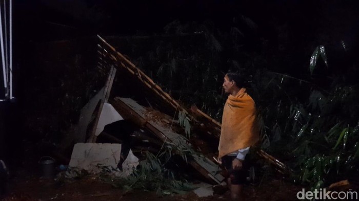 Rumah rusak diterjang hujan dan angin kencang di Sumedang.