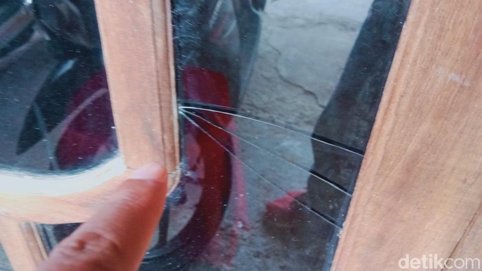 Kaca rumah milik Dalwadi retak dilempar batu orang tidak dikenal.