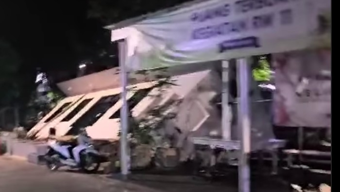Sebuah bangunan kantor rukun warga (RW) di Kelapa Gading, Jakarta Utara (Jakut), roboh. Puing-puing bangunan tersebut sempat menutupi badan kali. (dok IG Polsek Kelapa Gading)