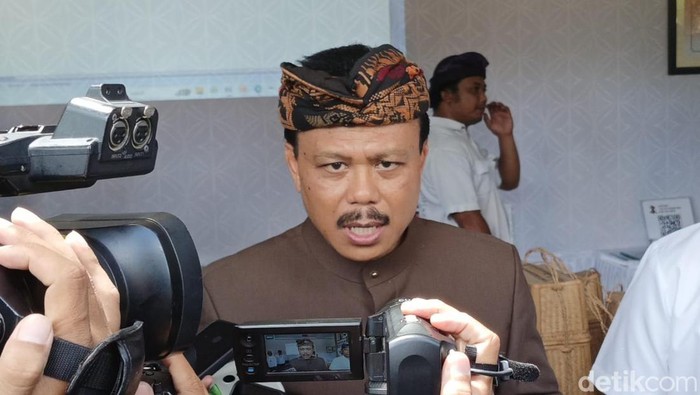 Sekretaris Daerah (Sekda) Pemerintah Provinsi (Pemprov) Bali Dewa Made Indra seusai membuka Bulan Bahasa Bali ke-VI pada Kamis (1/2/2024) di Art Center Denpasar, Bali. (Ni Made Lastri Karsiani Putri-detikBali)