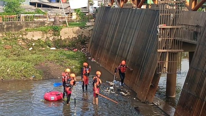 Seorang pria terseret arus dan tenggelam di Kali Cipinang Hulu, Ciracas, Jakarta Timur. Saat itu korban sedang berenang dengan teman-temannya. (dok Basarnas Jakarta)