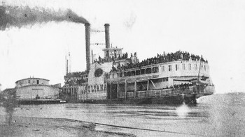 SS Sultana: 27 April 1865, terjadi kecelakaan maritim terburuk dalam sejarah Amerika Serikat. SS Sultana meledak di Sungai Missisipi. Perang sipil baru berakhir beberapa minggu sebelumnya dan kapal itu membawa banyak tahanan perang untuk dibebaskan. Pemerintah membayar tinggi operatornya, tapi malah dikorupsi sehingga kerusakan kapal tidak diperbaiki dan membawa penumpang berlebihan. Mesinnya meledak, mengakibatkan sekitar 1.800 orang meninggal dunia. Foto: Wikipedia