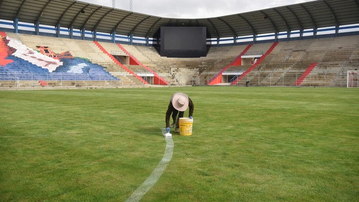 Stadion Villa Ingenio, Bolivia A man paints the lawn of the Villa Ingenio stadium, located 4,150 meters above sea level, in preparation for the inspection of a delegation from the South American Football Confederation (CONMEBOL) to obtain certification to hold international matches, in El Alto, Bolivia, January 30, 2024. REUTERS/Claudia Morales TPX IMAGES OF THE DAY