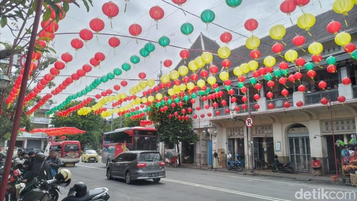 Suasana perayaan Imlek di Pasar Gede Solo, Kamis (1/2/2024).
