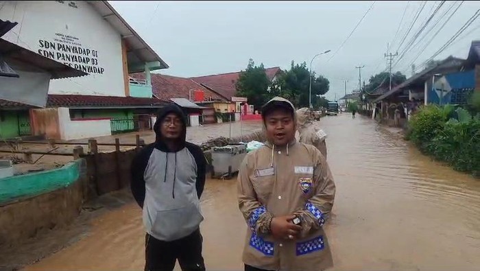 Sungai Cisunggalah meluap.