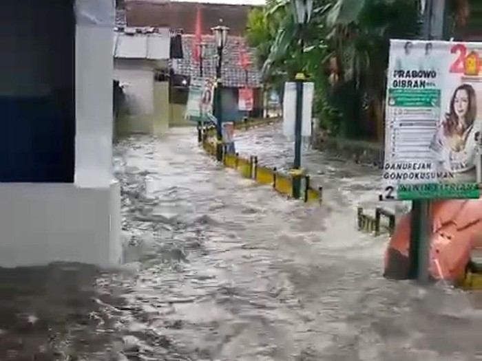 Tangkapan layar di WhatsApp memperlihatkan air dari Sungai Belik Jogja yang meluap ke permukiman penduduk pada Kamis (1/2/2024).