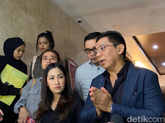 Tamara Tyasmara didampingi kuasa hukum Sandy Arifin berkonsultasi ke polisi terkait kasus anaknya yang meninggal di kolam renang.