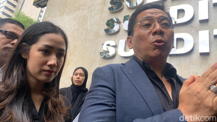 Tamara Tyasmara didampingi kuasa hukum Sandy Arifin berkonsultasi ke polisi terkait kasus anaknya yang meninggal di kolam renang.