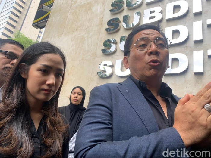 Tamara Tyasmara didampingi kuasa hukum Sandy Arifin berkonsultasi ke polisi terkait kasus anaknya yang meninggal di kolam renang.
