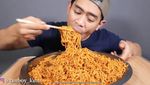 10 Momen Tanboy Kun Mukbang Indomie, Bisa Habiskan 15 Bungkus!