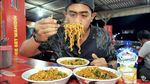 10 Momen Tanboy Kun Mukbang Indomie, Bisa Habiskan 15 Bungkus!