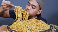 Sekitar 4 tahun lalu, Tanboy Kun juga pernah mukbang Indomie goreng jumbo sebanyak 10 bungkus. Tanboy Kun melahapnya dalam suapan besar. Foto: YouTube Tanboy Kun