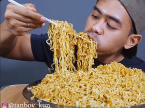 10 Momen Tanboy Kun Mukbang Indomie, Bisa Habiskan 15 Bungkus!