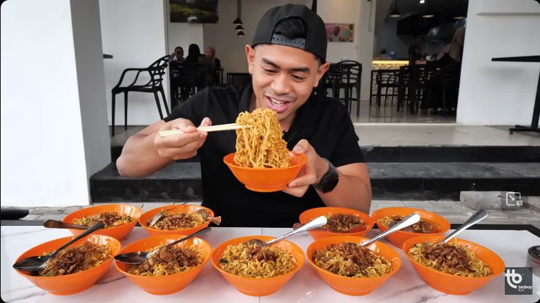 Tanboy Kun mukbang Indomie