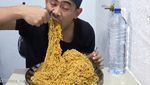 10 Momen Tanboy Kun Mukbang Indomie, Bisa Habiskan 15 Bungkus!