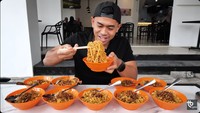 Belum lama ini, Tanboy Kun juga memperlihatkan momennya mukbang Indomie ala Bangladesh. Ia mukbang di warkop milik YouTuber Boengkoes Network dan menghabiskan 11 porsi, serta 10 butir telur setengah matang. Foto: YouTube Tanboy Kun