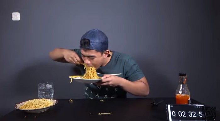 Tanboy Kun mukbang Indomie