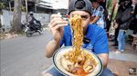 10 Momen Tanboy Kun Mukbang Indomie, Bisa Habiskan 15 Bungkus!