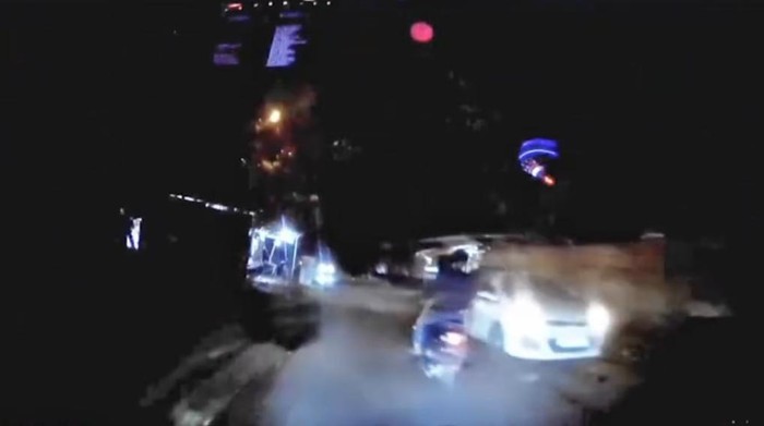Tangkapan layar pemotor kabur usai melempari kaca mobil yang melintas di Gowa.