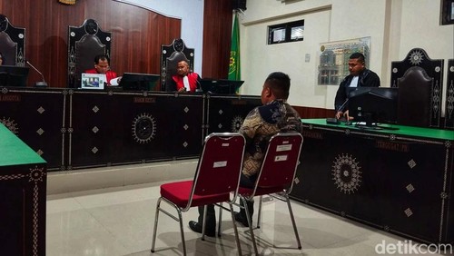 Terdakwa Kades Langko Kecamatan Lingsar, Lombok Barat, Mawardi saat sidang tuntutan, Kamis malam (1/2/2024) (Ahmad Viqi/detikBali)