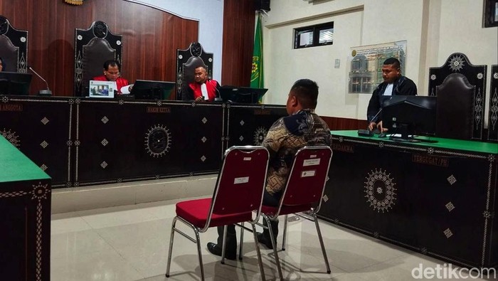 Terdakwa Kades Langko Kecamatan Lingsar, Lombok Barat, Mawardi saat sidang tuntutan, Kamis malam (1/2/2024) (Ahmad Viqi/detikBali)