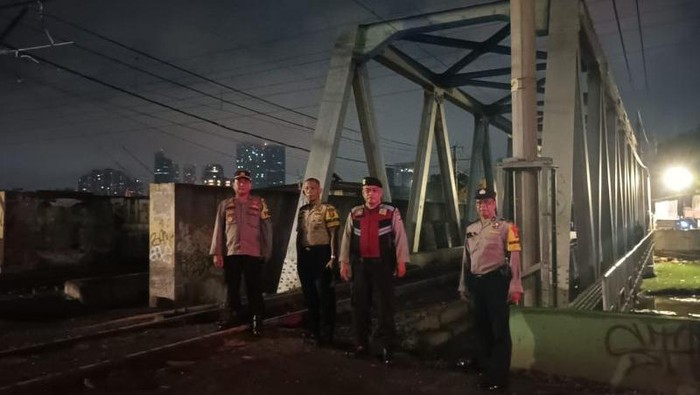 Tiga polsek sepakat saling membantu mengatasi aksi tawuran di Banjir Kanal Barat. Tiga polsek tersebut ialah Polsek Tambora, Tanjung Duren, dan Gambir. (ANTARA/Risky Syukur)