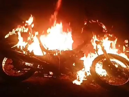 Tiga sepeda motor milik pemuda Sumba Tengah ludes terbakar imbas kericuhan di Kelurahan Lasiana, Kota Kupang, Rabu (31/1/2024). (Istimewa)
